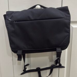 Lululemon commuter messenger bag